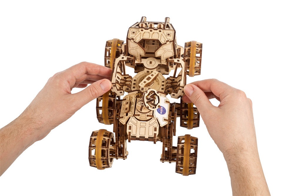 Ugears 3D dřevěné mechanické puzzle Mars Rover (obrázek 9)