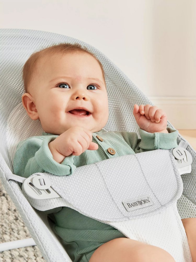 BABYBJÖRN Leżak Balance Soft Silver White Siatka, lekka konstrukcja - obrazek 5