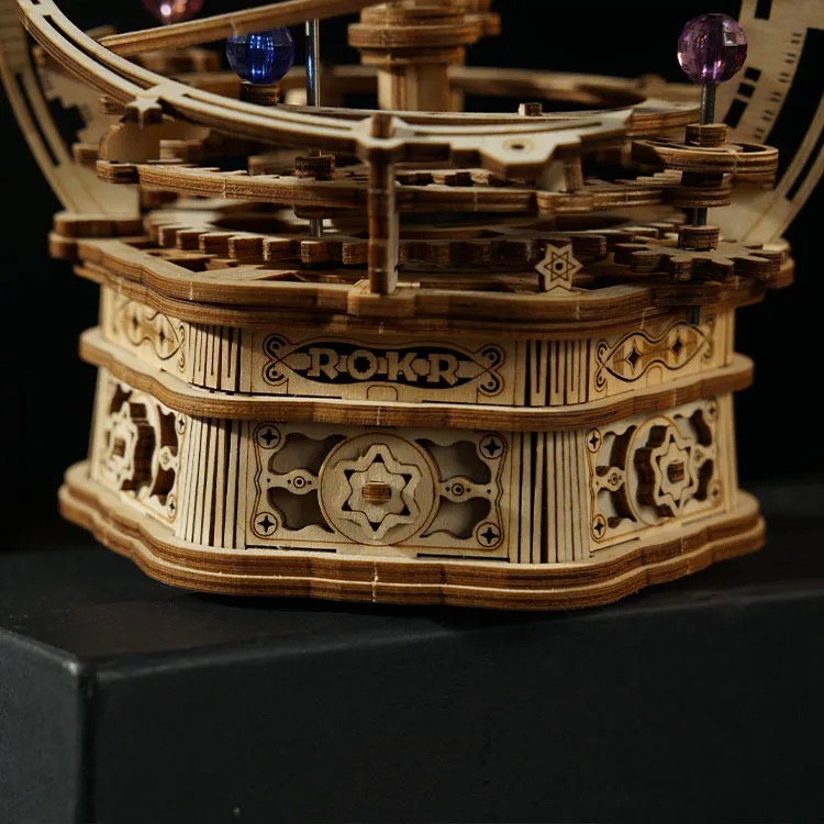 RoboTime 3D dřevěná skládačka hrací skříňky Historický orloj (obrázek 3)