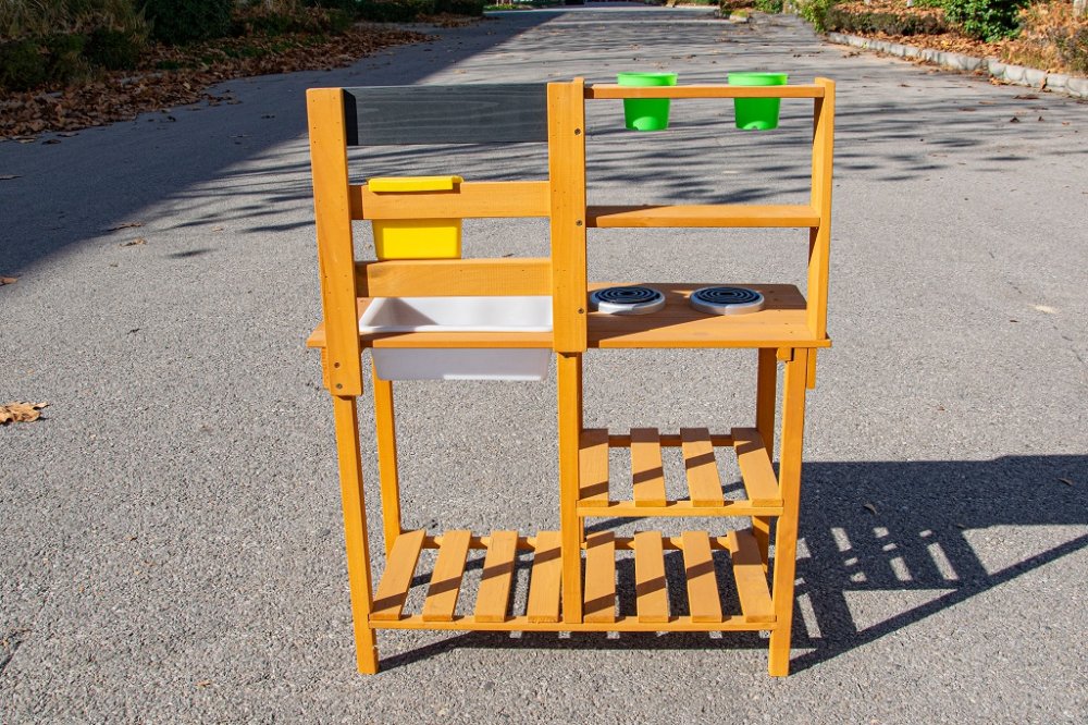 2Kids Toys Dřevěná zahradní kuchyňka s dřezem (obrázek 8)