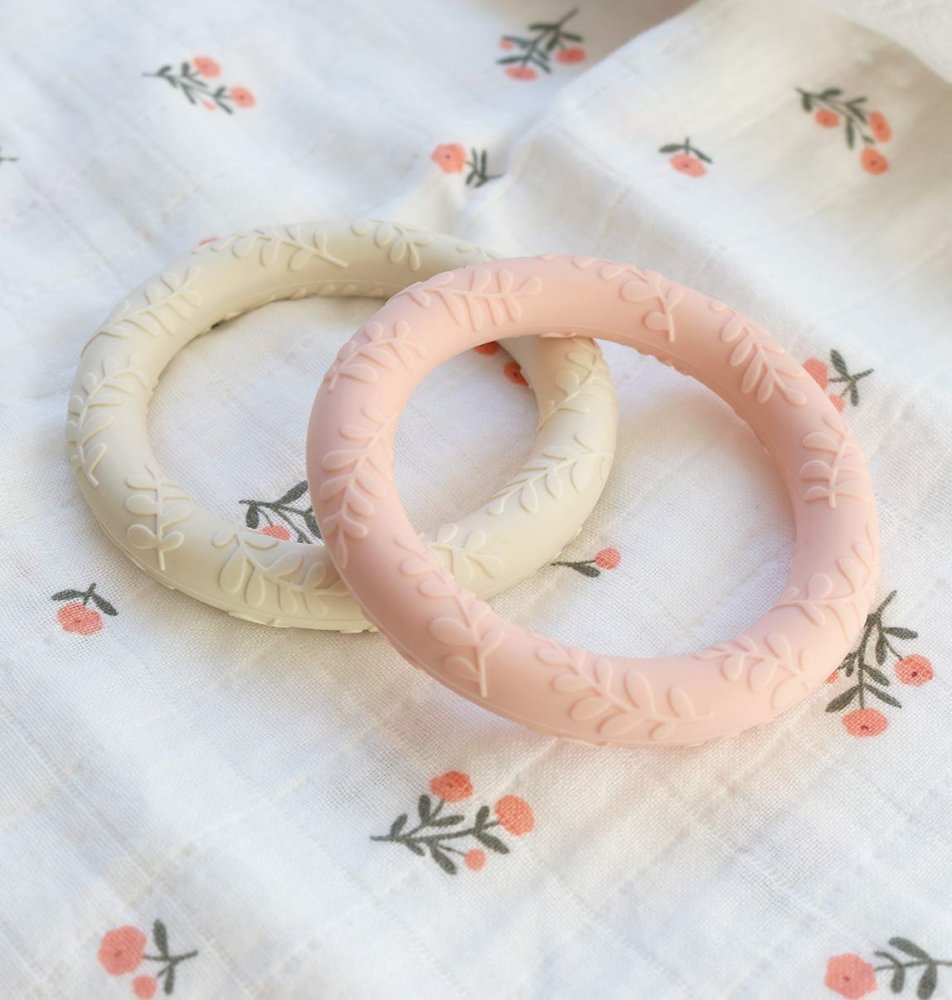 A Little Lovely Company - Massaggiagengive in silicone a forma di foglia - Crema di fragole, 2 pz - immagine 4