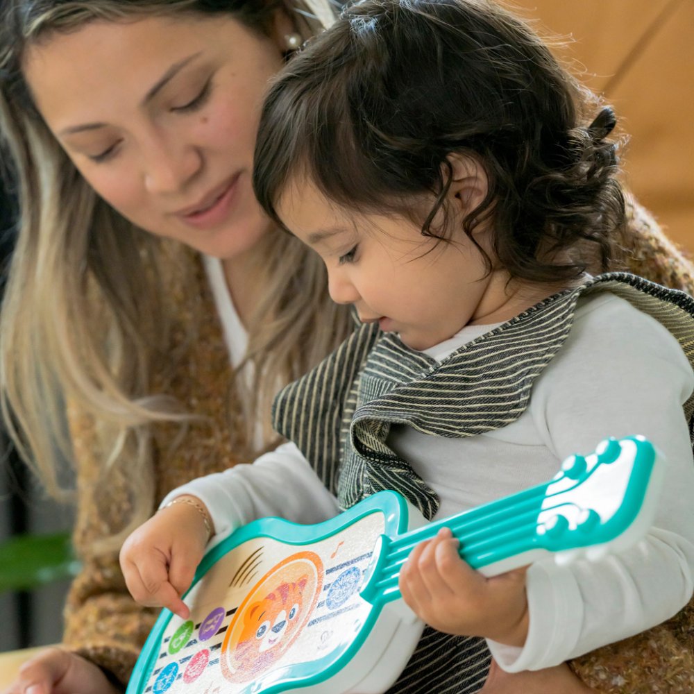 BABY EINSTEIN Jouet musical ukulélé en bois Magic Touch HAPE 6m+ – Image 7