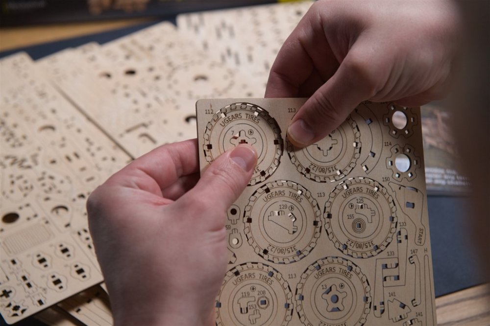 Ugears 3D puzzle mecánico de madera Camión CARGO - Imagen 5