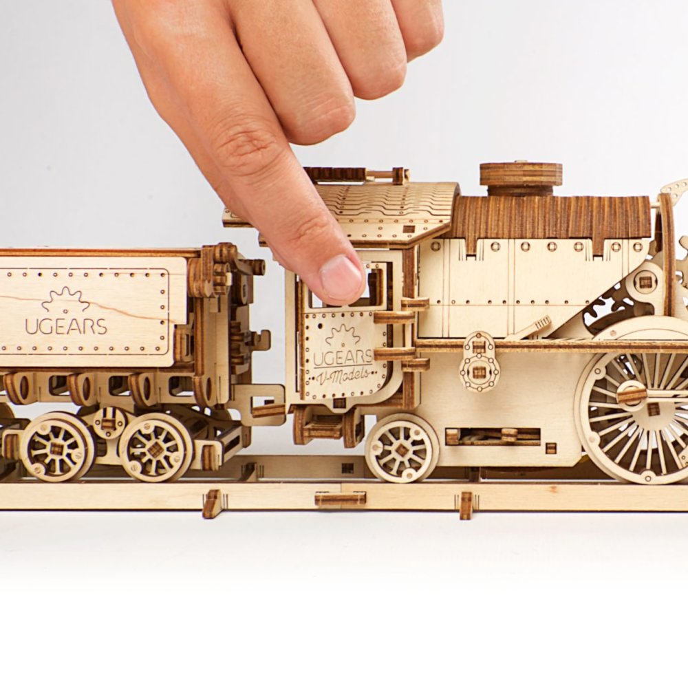 Ugears 3D dřevěné mechanické puzzle V-Express parní lokomotiva 4-6-2 s tendrem (obrázek 6)