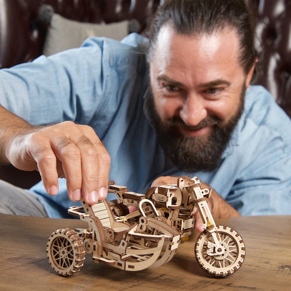 Ugears 3D dřevěné mechanické puzzle UGR-10 Motorka (scrambler) s vozíkem (obrázek 7)