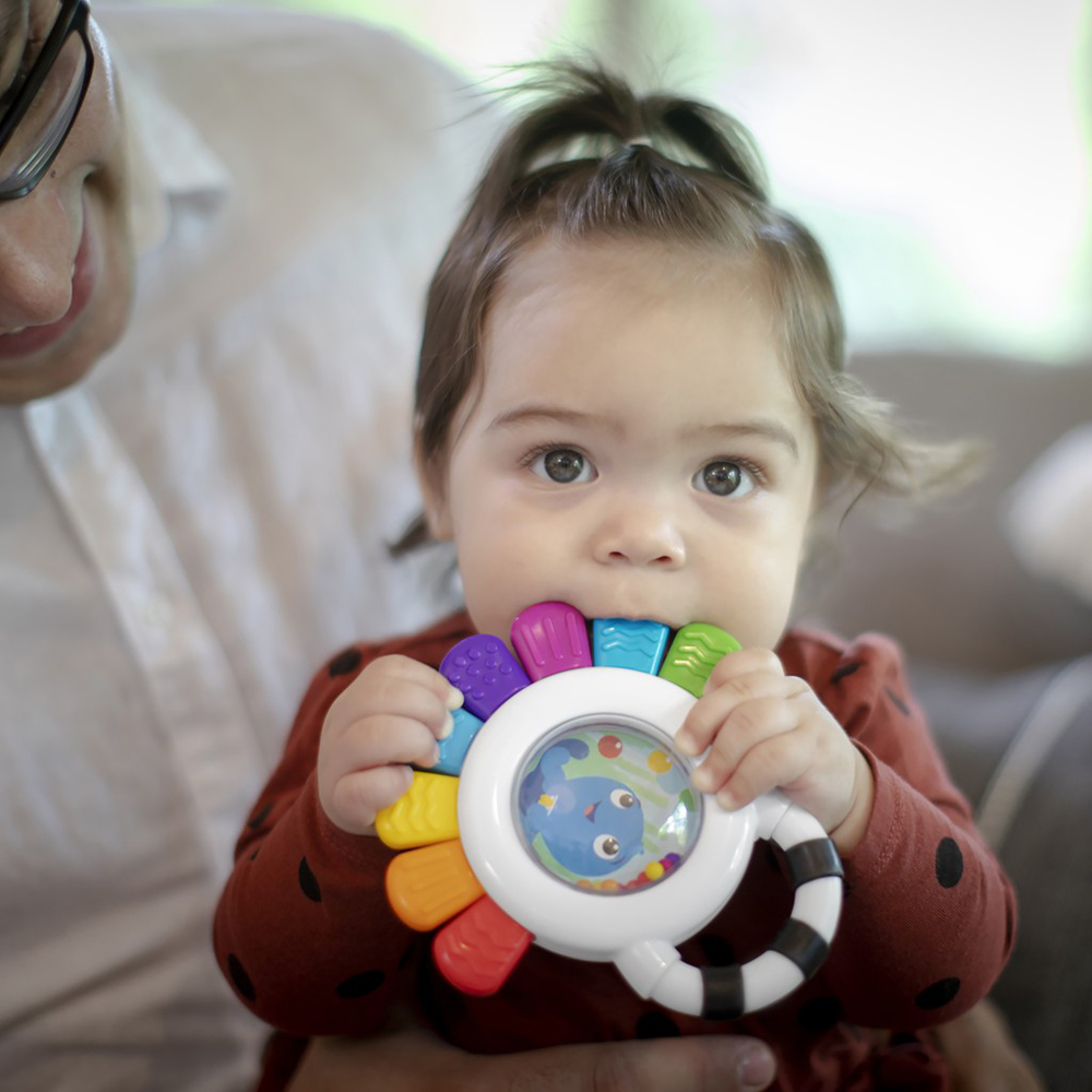 BABY EINSTEIN Zabawka sensoryczna grzechotka i gryzak bez BPA Outstanding Opus™ 3m+ - obrazek 6