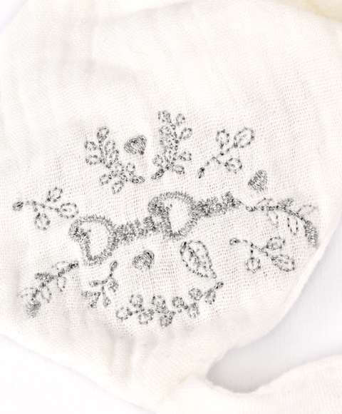 Doudou Zestaw prezentowy Pluszowy miś z uchwytem na smoczek i kocykiem szary 20 cm - obrazek 5