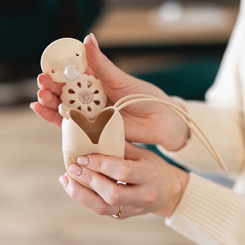 BABYONO Silikonowe etui na smoczek beżowe 0m+ - obrazek 5