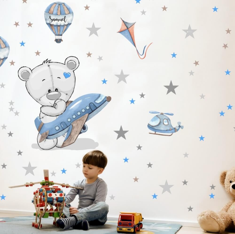 Sticker mural garçon - Ours en peluche avec un avion bleu