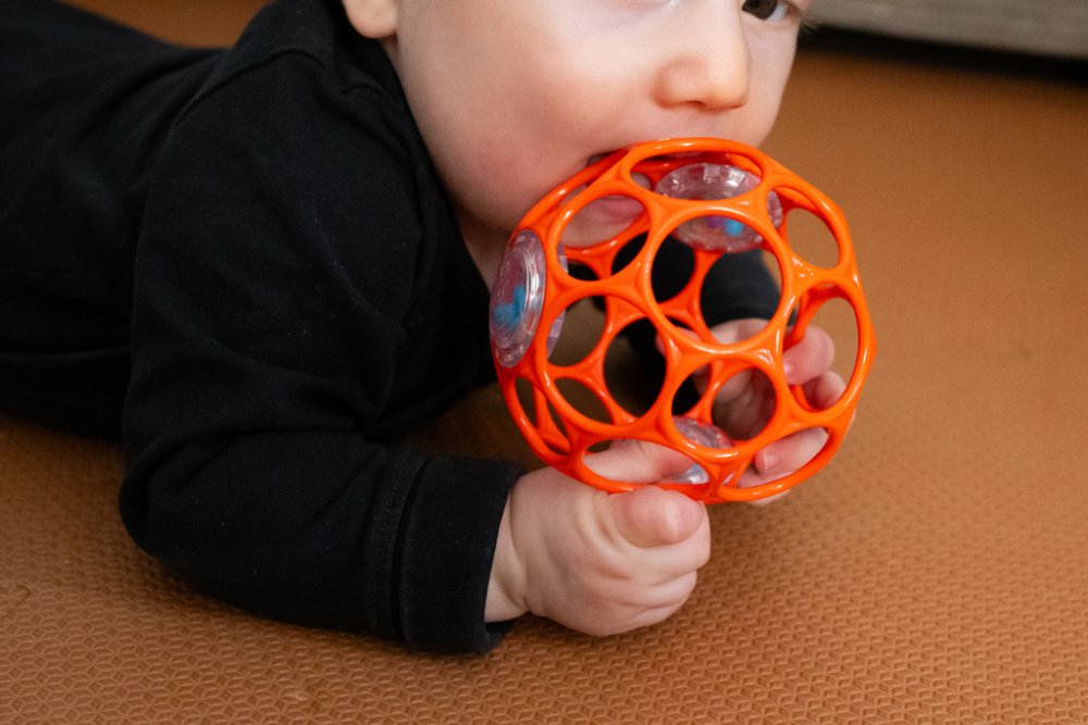 OBALL Giocattolo Oball RATTLE 10 cm 0m+ arancione + 50 ml Aquaint - immagine 4