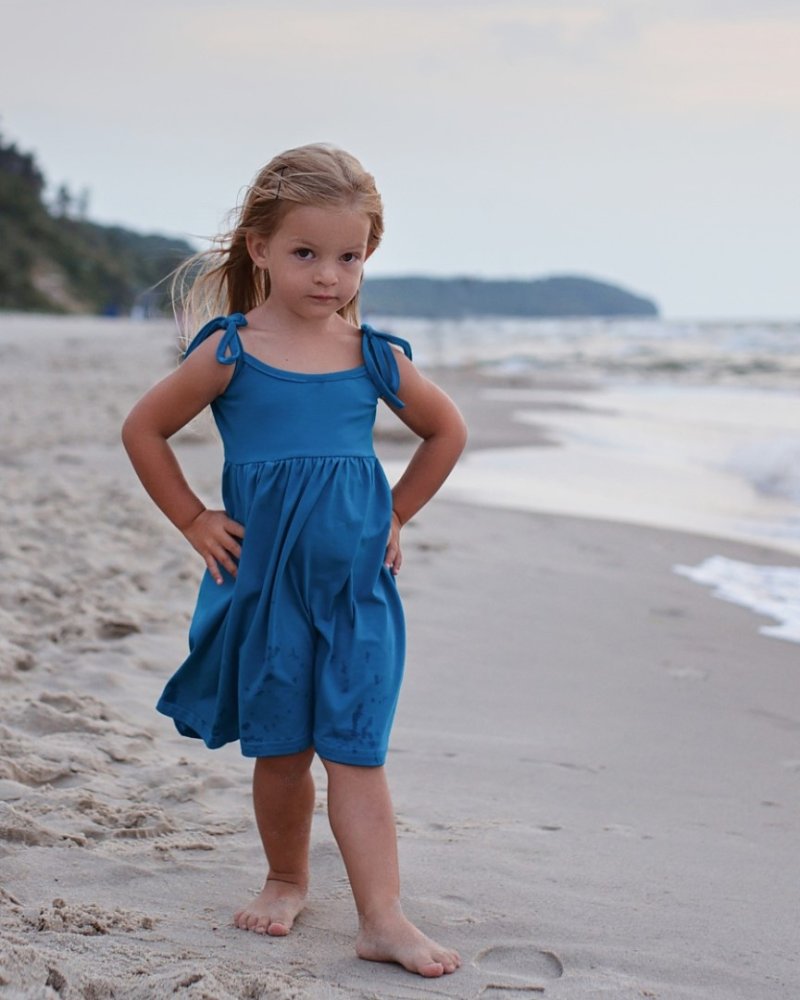 Robe d'enfant avec poches, attaches aux épaules, turquoise foncé 104
