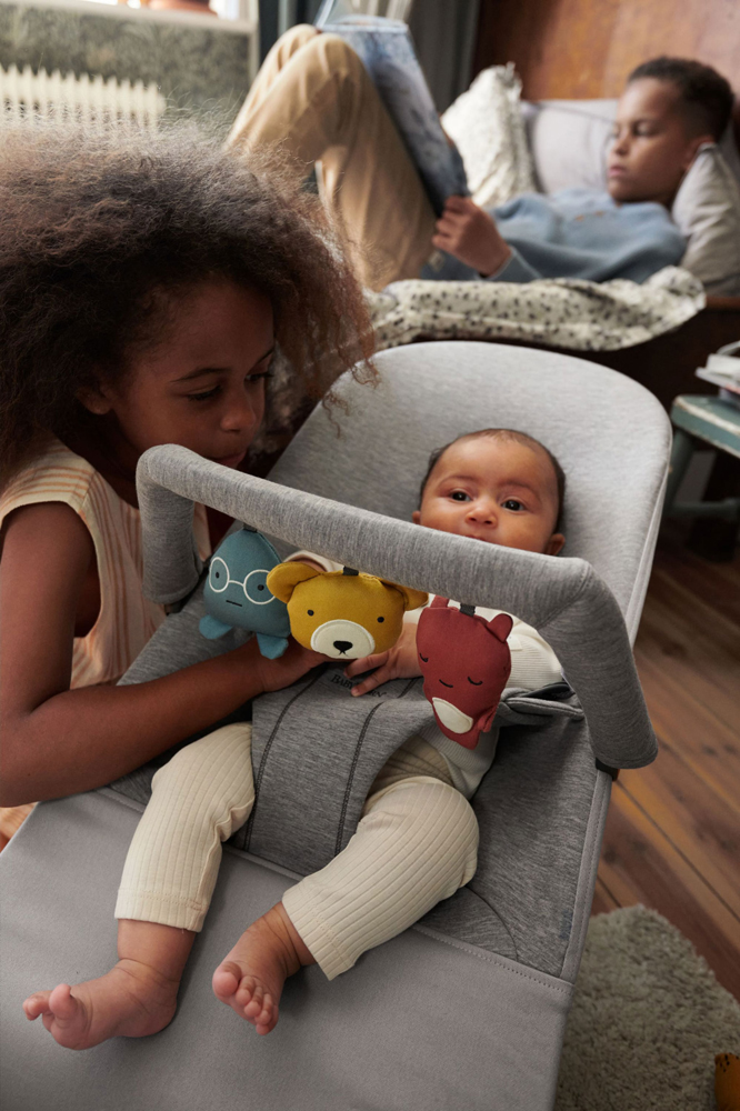 BABYBJÖRN Leżaczek Bliss Light Grey 3D Jersey z zabawką Soft Friends - obrazek 3