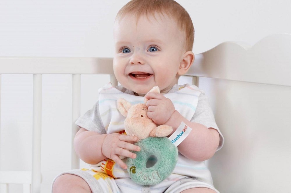 Tęczowa Pluszowa Grzechotka Prosiaczek - obrazek 4