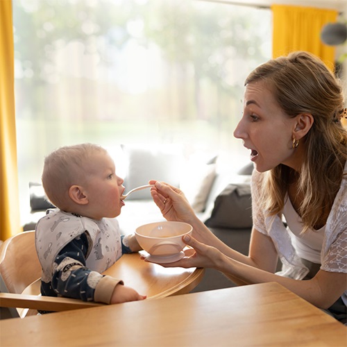BABYONO Bol à couvercle avec ventouse et cuillère 300 ml rose clair 6m+ – Image 7
