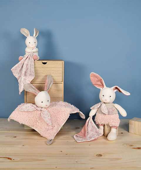 Coffret Cadeau Doudou - Lapin en peluche Écru avec couverture rose en coton BIO 22 cm – Image 4