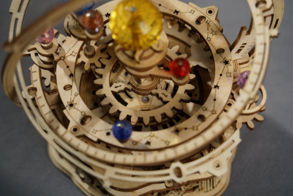 RoboTime 3D dřevěná skládačka hrací skříňky Historický orloj (obrázek 10)