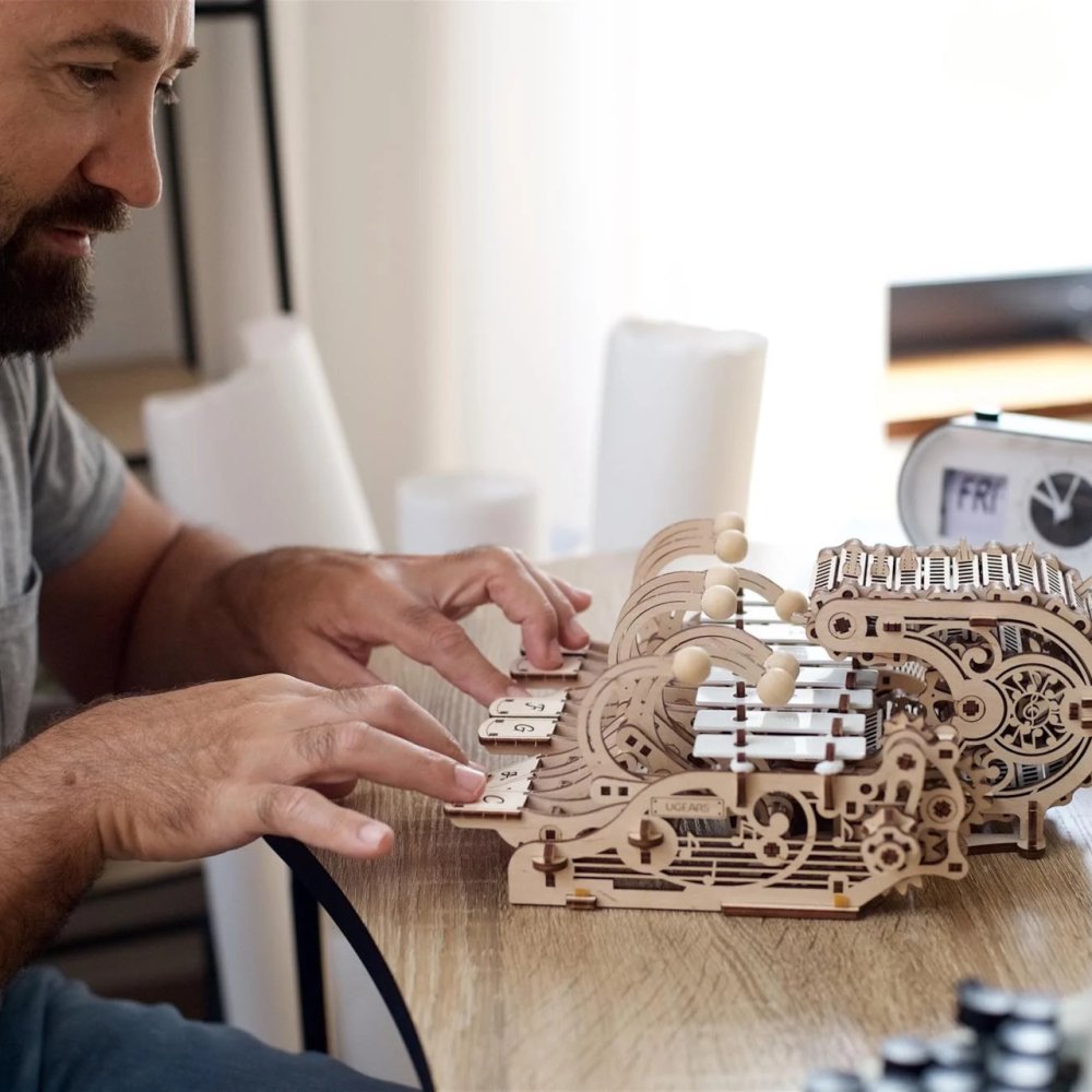 Ugears 3D dřevěné mechanické puzzle Programovatelná celesta (obrázek 9)