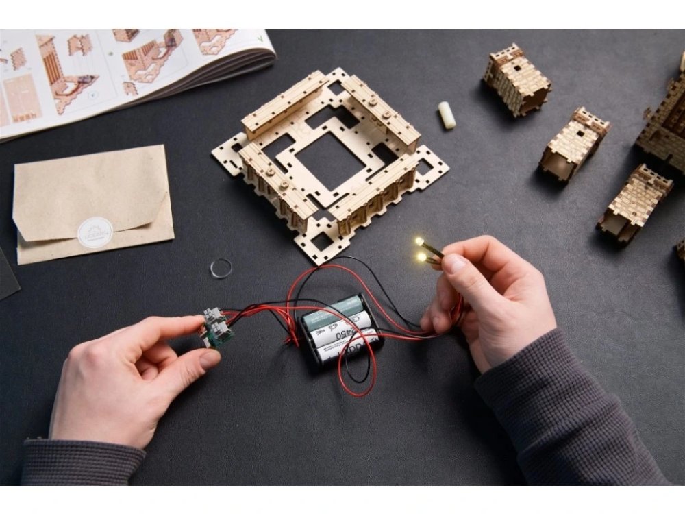 Ugears 3D dřevěné mechanické puzzle Alexandrijský maják (obrázek 8)
