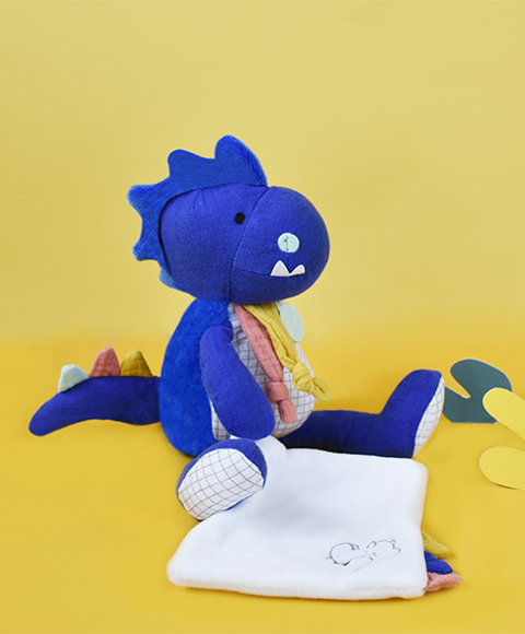 Doudou Dárková sada - Plyšový dinosaurus s dečkou 25 cm modrý (obrázek 3)