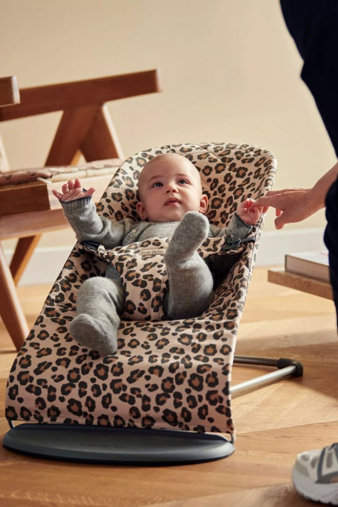 BABYBJÖRN Solstol Bliss Beige Leopardmönstrad Bomull, Mörkgrå Konstruktion