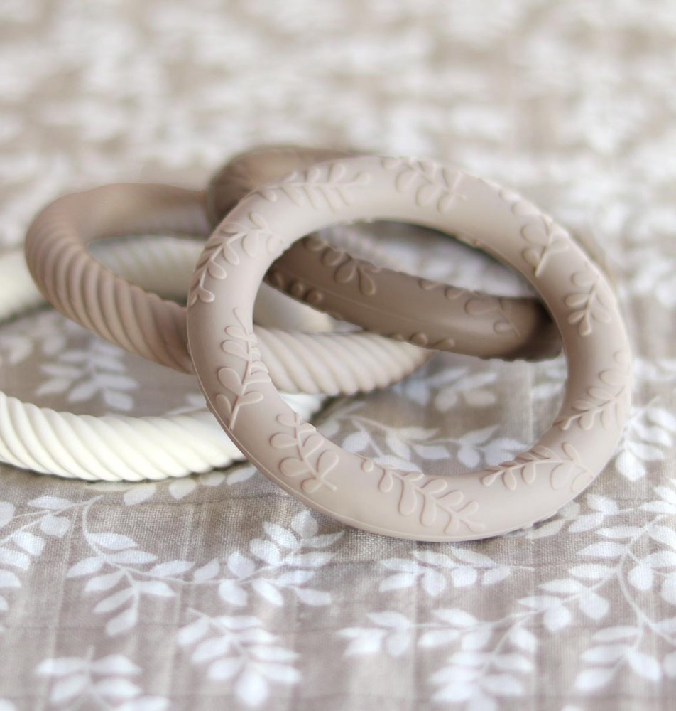 A Little Lovely Company - massaggiagengive in silicone a forma di foglia - color crema cioccolato, 2 pz - immagine 5