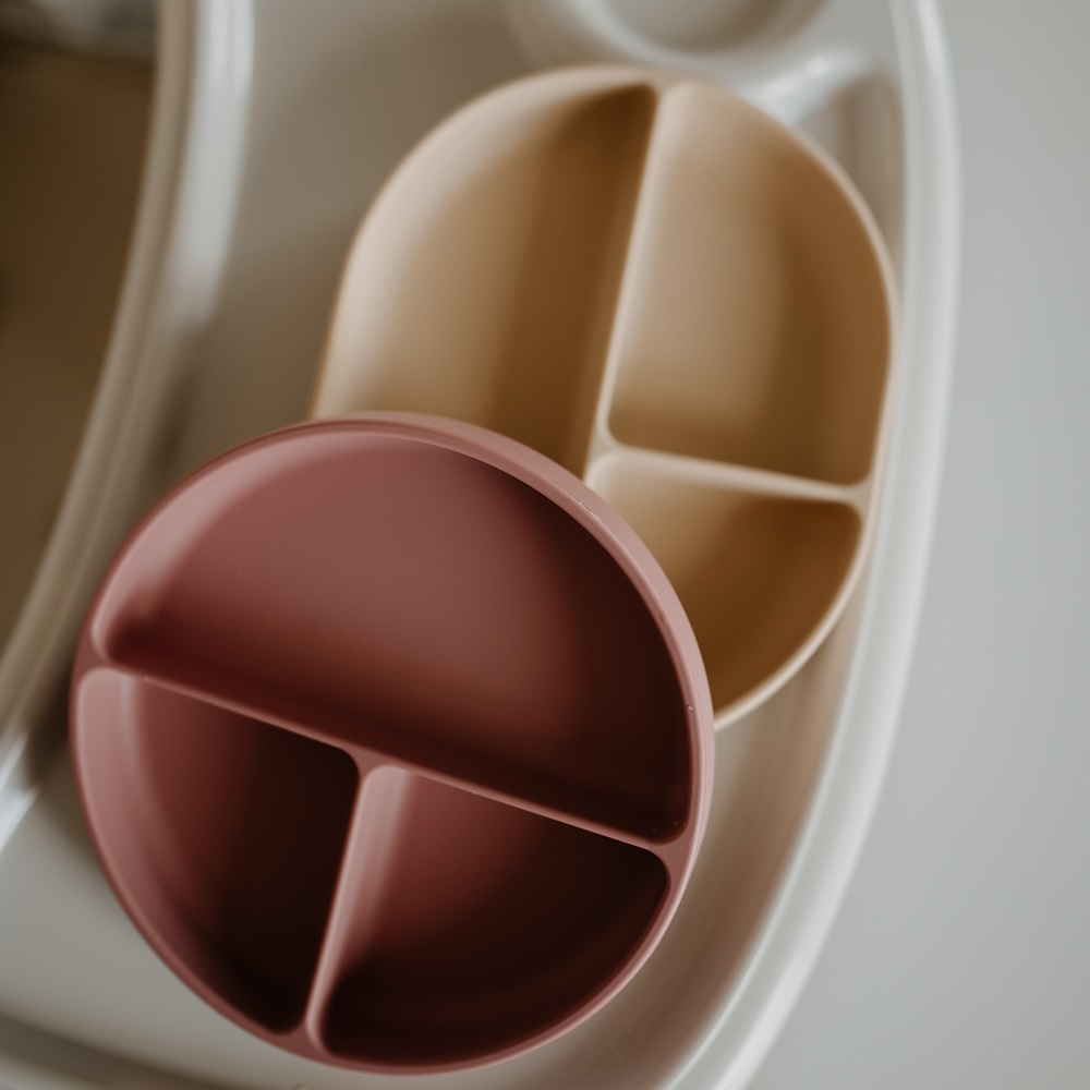 PETITE&MARS Assiette en silicone divisée ronde Take&Match Desert Sand 6m+ – Image 7