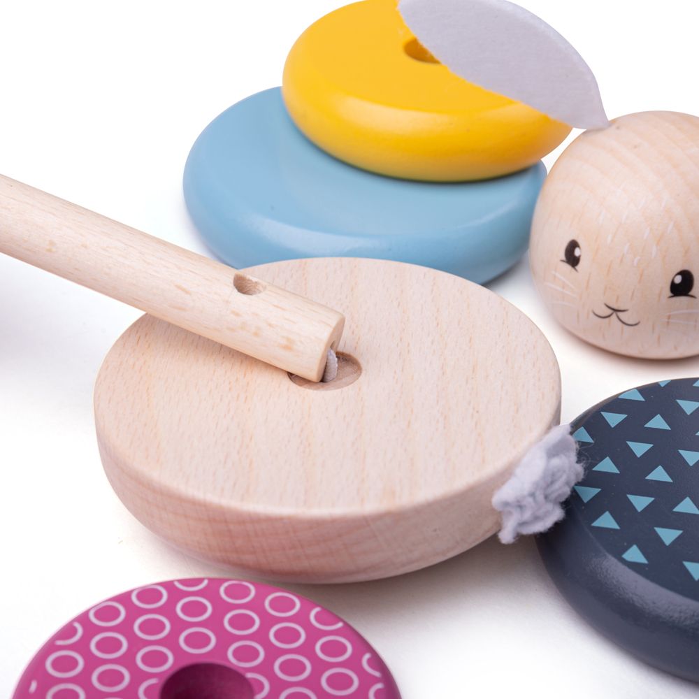 Bigjigs Baby Dřevěná motorická nasazovací věž králíček (obrázek 2)