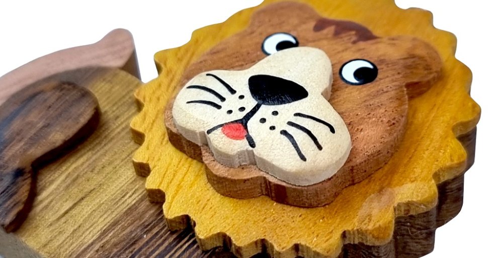 2Kids Toys Dřevěná klíčenka velká Lev ležící (obrázek 3)