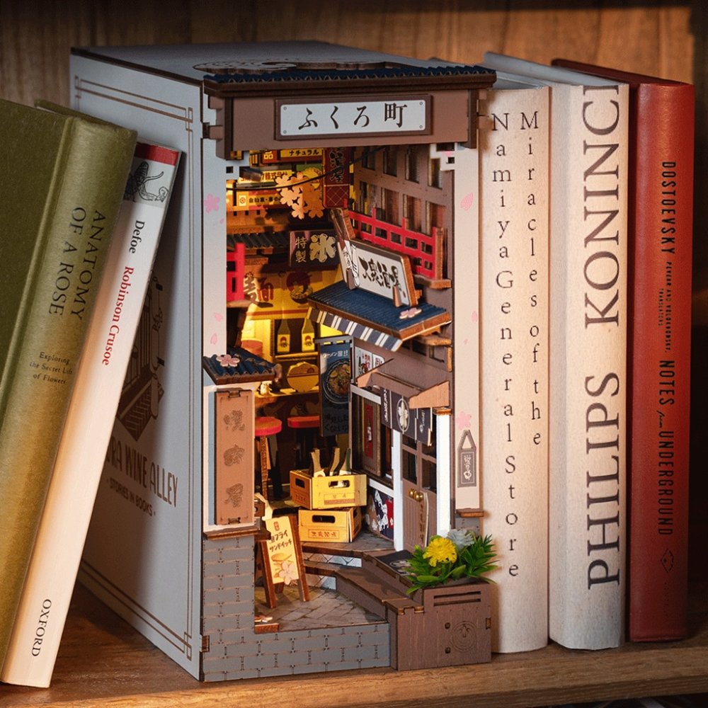RoboTime 3D skládačka Zarážka na knihy Miniatura domečku Sakurová ulička s vínem (obrázek 3)