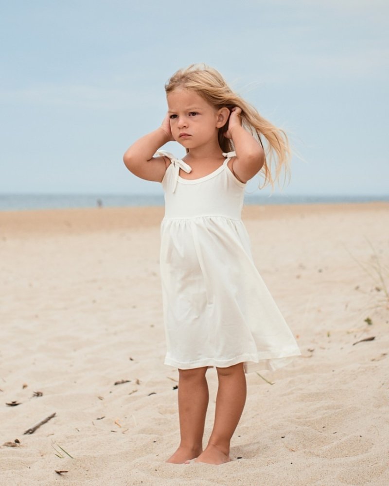 Robe d'enfant avec poches, attaches aux épaules, blanc cassé 104