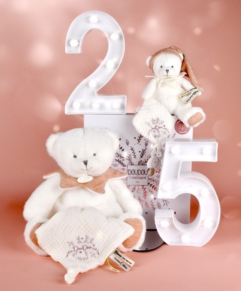 Doudou Zestaw prezentowy Pluszowy miś z uchwytem na smoczek i kocykiem różowy 20 cm - obrazek 6