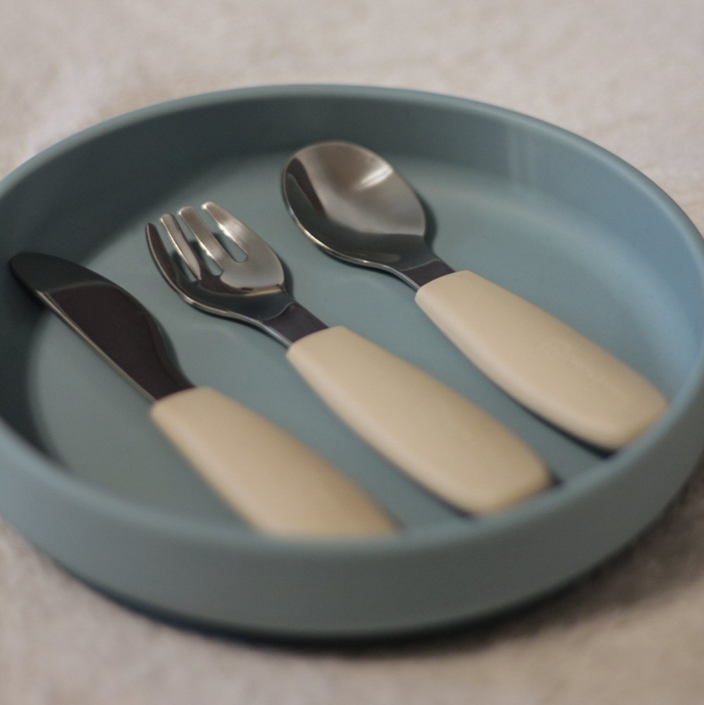 PETITE&MARS Ensemble de couverts en acier inoxydable Take&Match Desert Sand 12m+ – Image 3