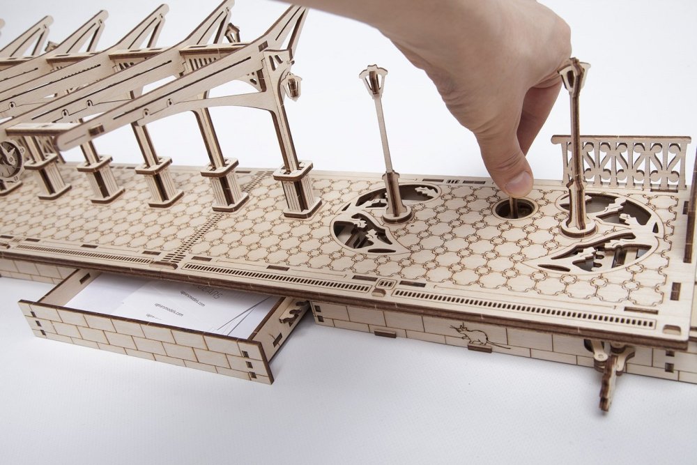Ugears 3D dřevěné mechanické puzzle Železniční nástupiště (obrázek 6)