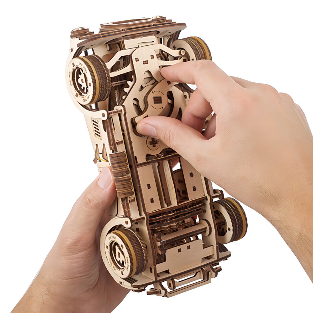 Ugears 3D dřevěné mechanické puzzle Driftující závoďák Cobra (obrázek 4)
